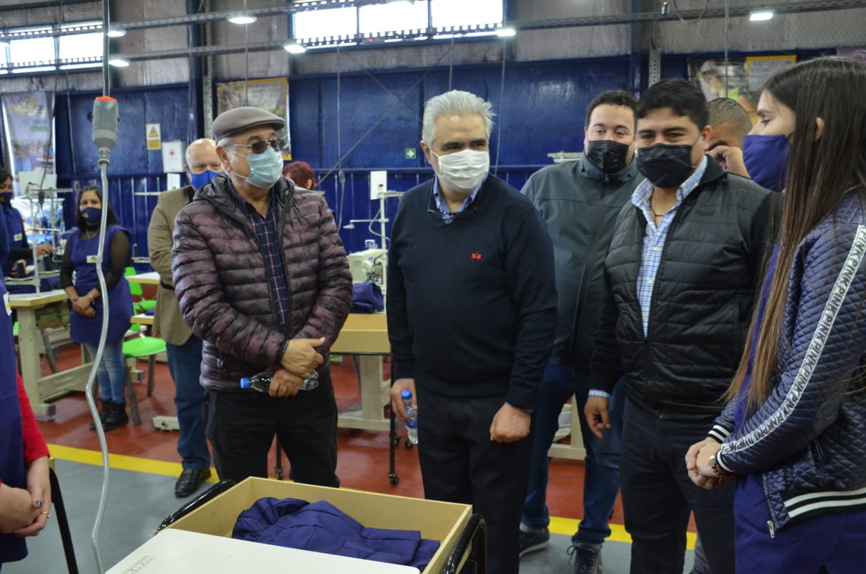 Claudio Vidal inauguró fábrica textil, y sigue generando trabajo en Santa Cruz