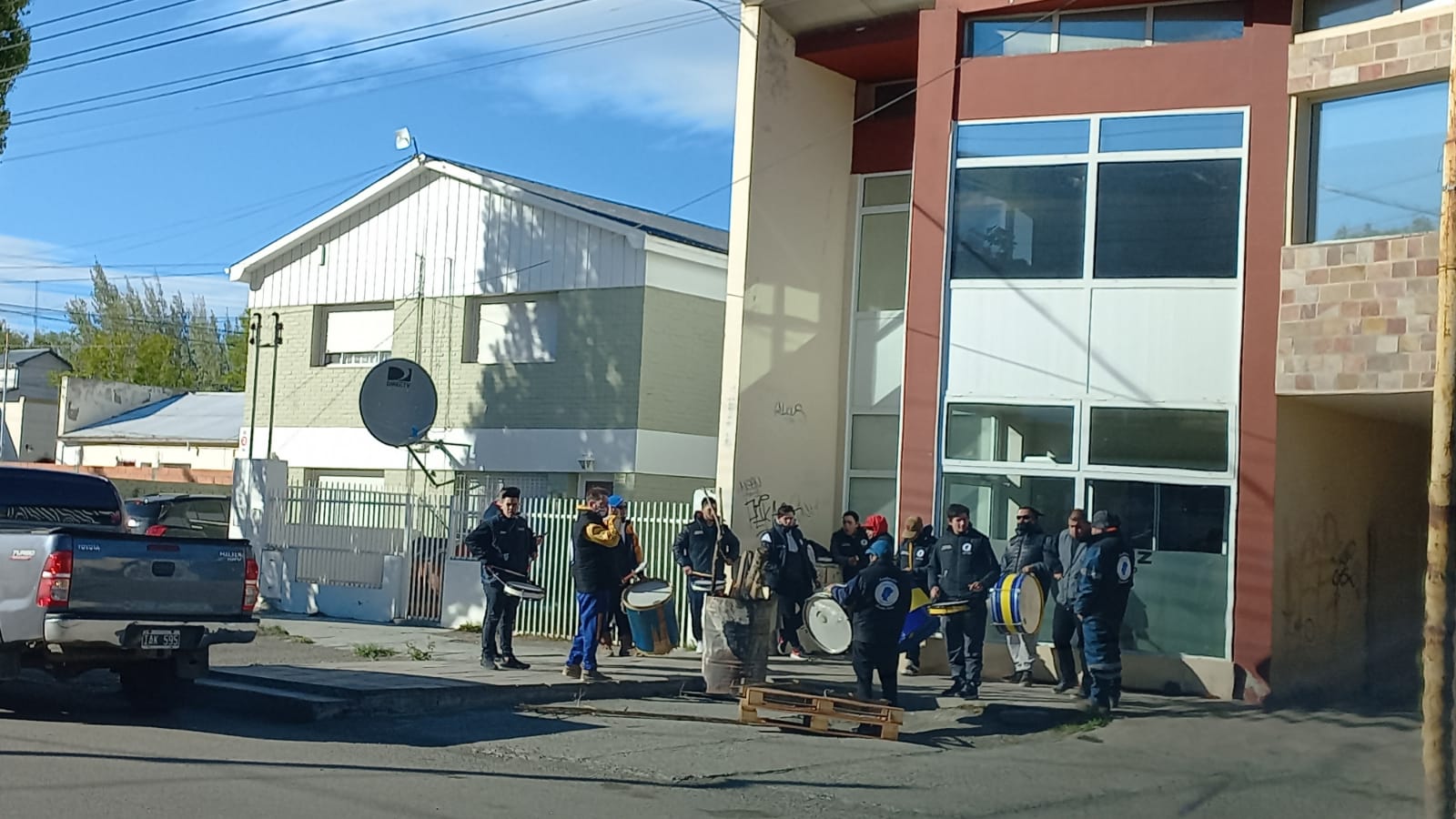 Petroleros Privados realizo una medida de fuerza en las puertas de Fomicruz S.E.
