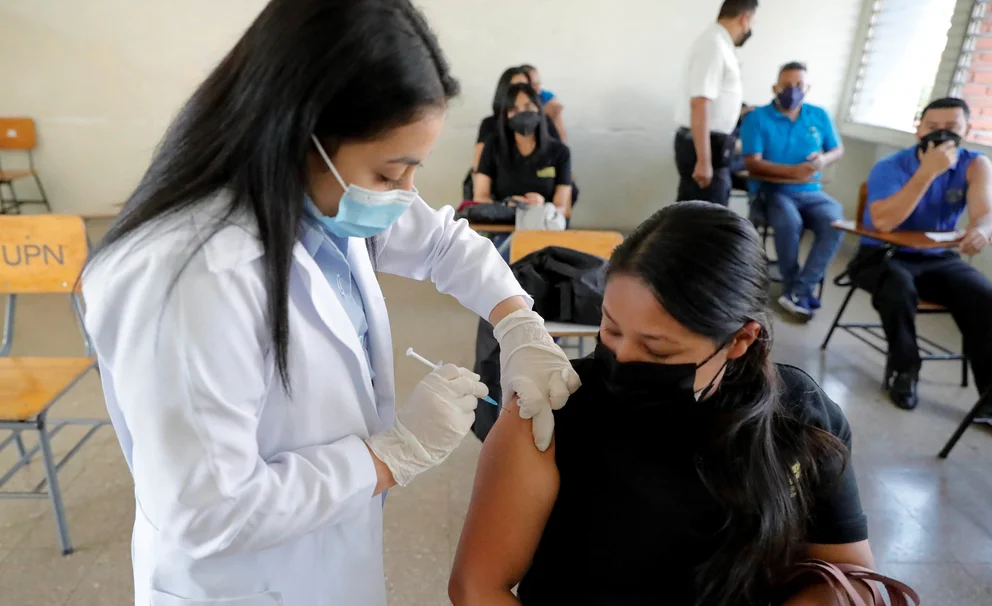 Las 3 razones por las que sería necesaria la aplicación de una tercera dosis de la vacuna contra COVID-19