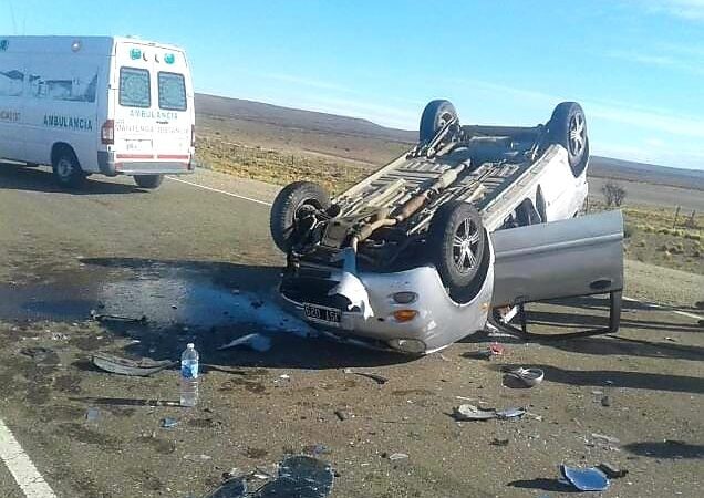 Chocó a un guanaco,  y a otro auto, volcando sobre la ruta, en cercanías del paraje Tres Cerros