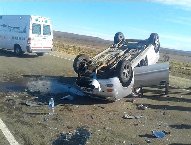Chocó a un guanaco,  y a otro auto, volcando sobre la ruta, en cercanías del paraje Tres Cerros
