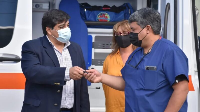 El Gobierno entregó ambulancias en Piedra Buena y Puerto Santa Cruz