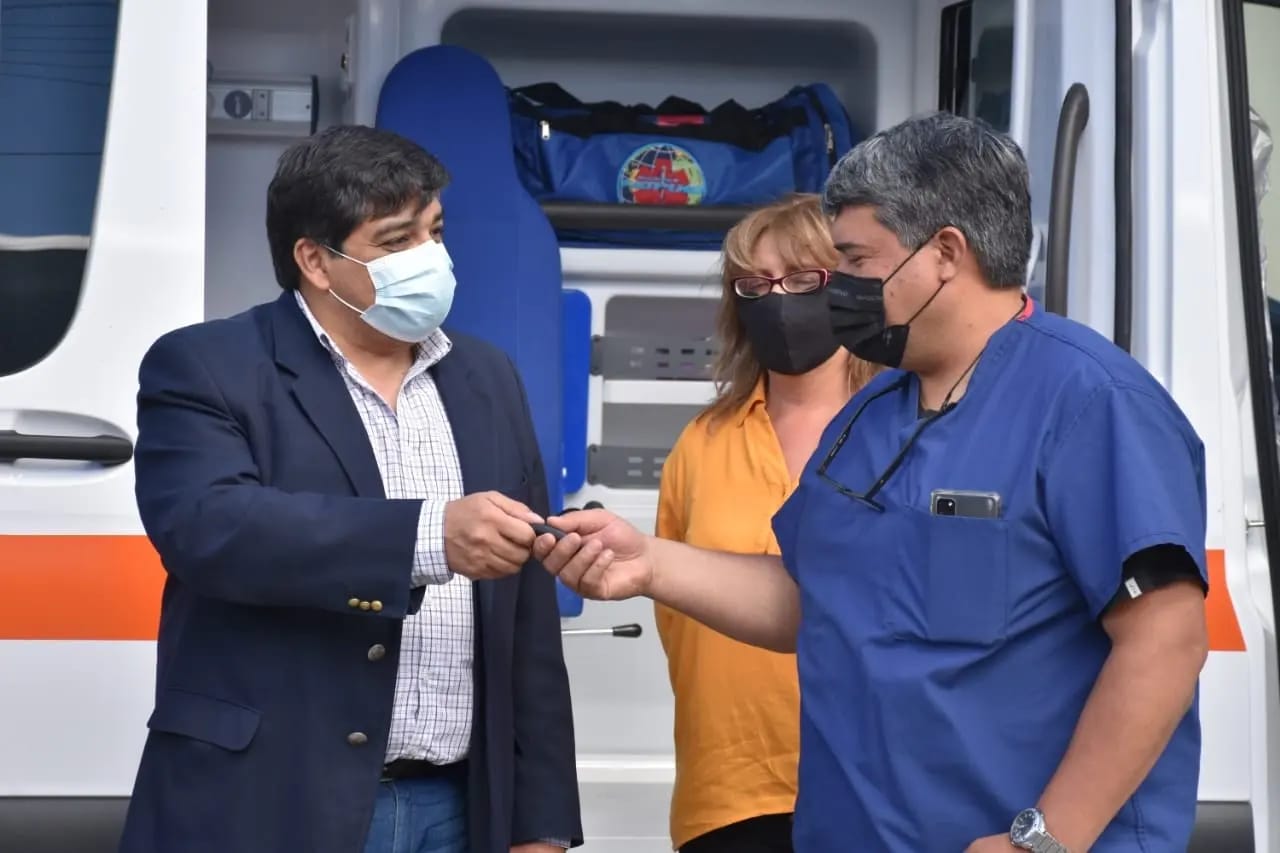 El Gobierno entregó ambulancias en Piedra Buena y Puerto Santa Cruz
