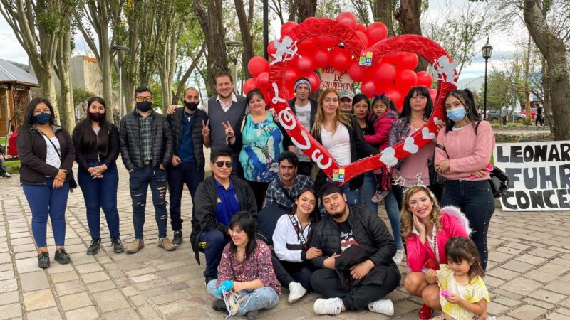 Concejal Leonardo Fuhr celebró con los vecinos en el día del amor.
