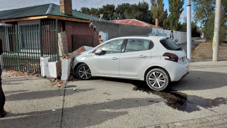 Joven alcoholizado destruye un paredón
