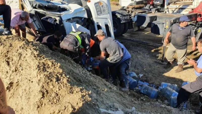 Camión volcó cerca de Ramon Santos y una mujer quedo atrapada en la cabina