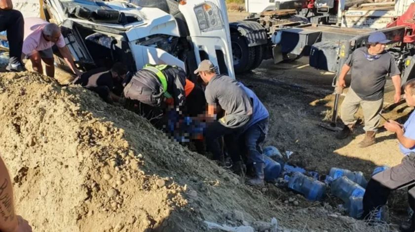 Camión volcó cerca de Ramon Santos y una mujer quedo atrapada en la cabina
