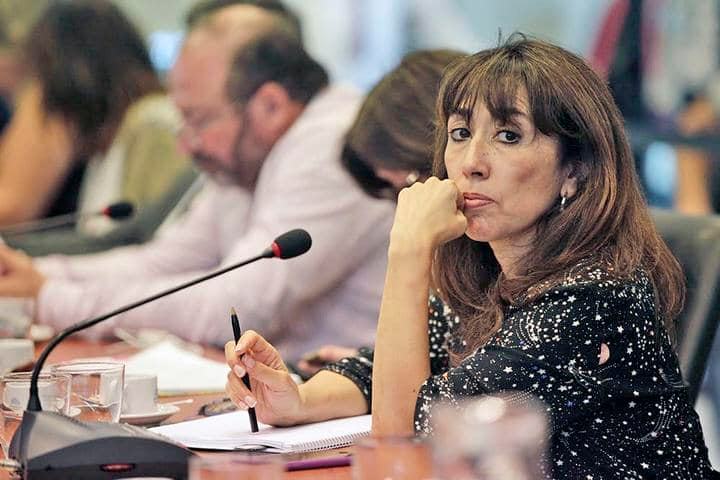 Política: Roxana Reyes presento un proyecto para que no prescriban delitos por abuso sexual infantil. 