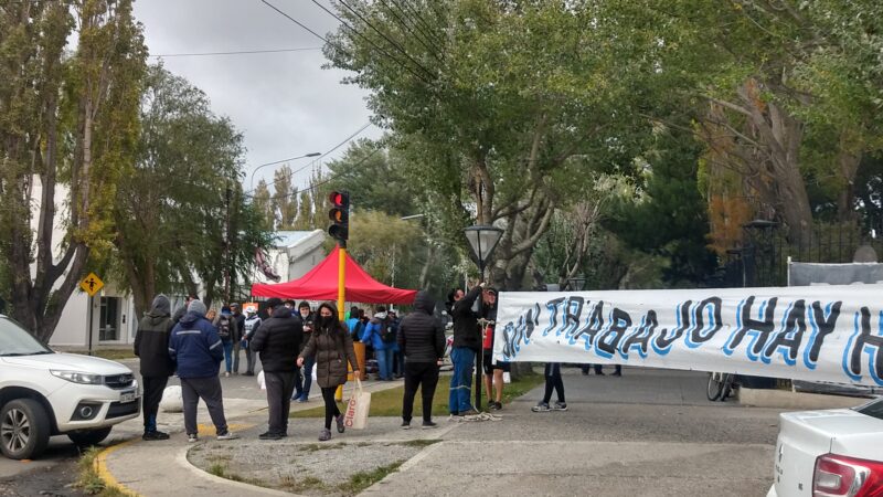 Acampe fuera de Casa de Gobierno en Santa Cruz