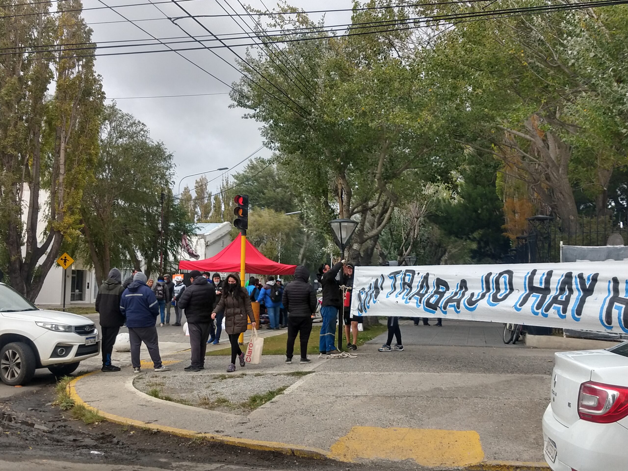 Acampe fuera de Casa de Gobierno en Santa Cruz