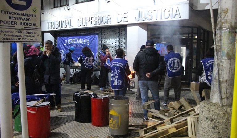 Judiciales acampan fuera del Tribunal superior de Justicia