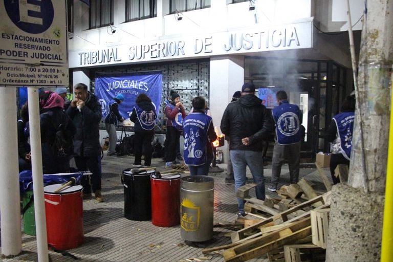 Judiciales acampan fuera del Tribunal superior de Justicia
