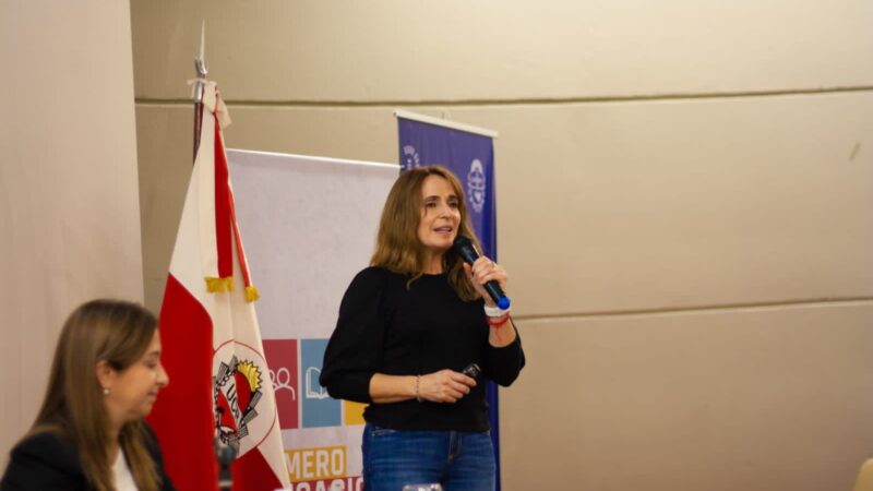 Ricci expuso sobre la crisis educativa de Santa Cruz en un encuentro regional.  