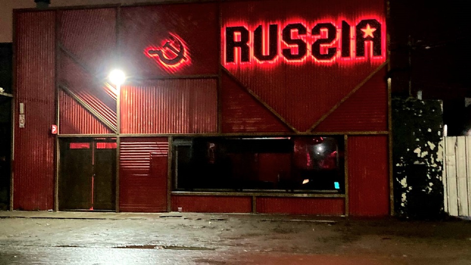 Increíble: se cayó del techo del boliche y está en terapia intensiva