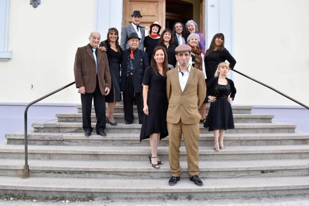 Intervención del grupo “Romance de Tango” en el edificio del Correo 