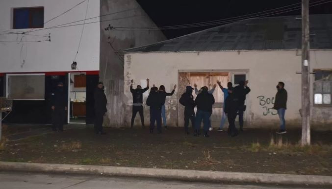 Pico Truncado: Disturbios y policías heridos, luego de varias intervenciones.