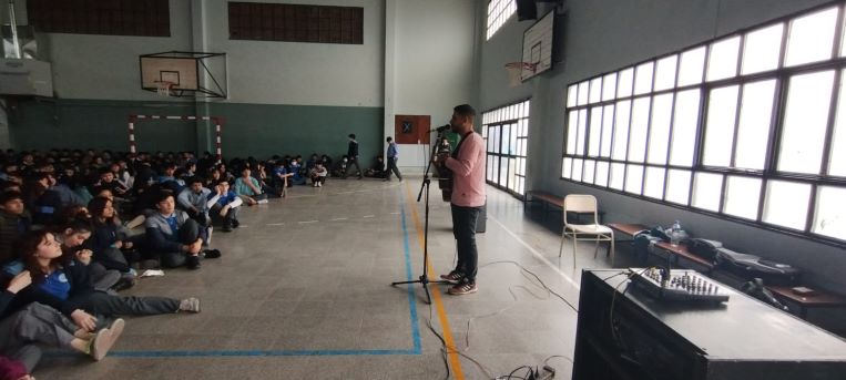 Ariel Arroyo presentó el “Cancionero Popular Santacruceño” en la Escuela Industrial Nº4
