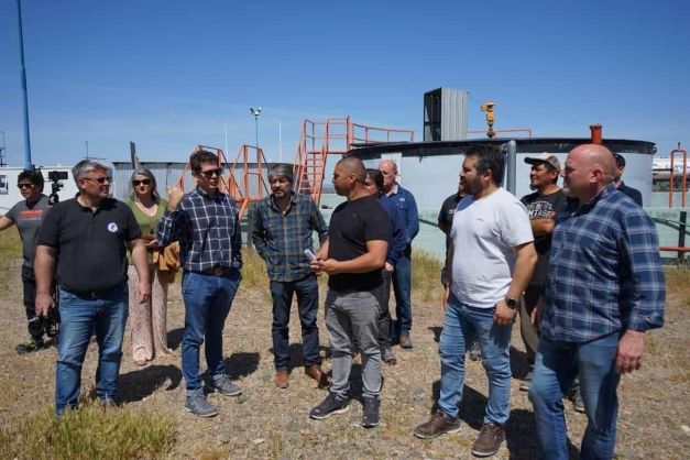 Dirigentes Petroleros junto a diputados y concejales se manifestaron en contra de Alicia Kirchner por vaciar recursos de los Santacruceños
