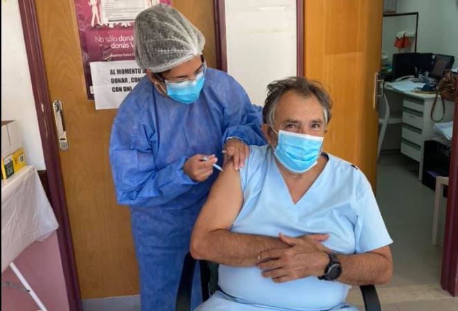 Caleta Olivia: El Dr. Acuña Kunz advierte sobre un ligero rebrote de Covid y recomendó vacunarse.