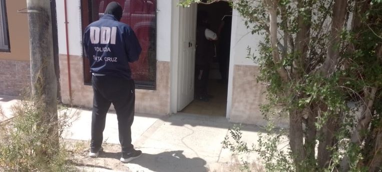 Puerto Deseado: Dos detenidos por causa de amenazas, encuentran armas.