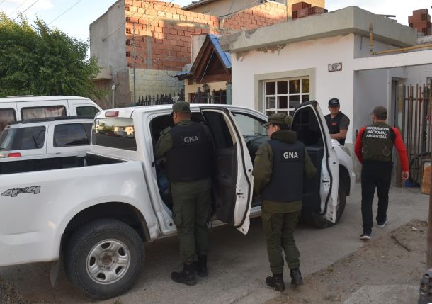 Caleta Olivia: Tras operativo antinarcóticos en Fitz Roy, allanaron viviendas