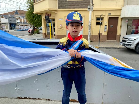 Primer izamiento del año en el mástil mayor de la capital de Santa Cruz