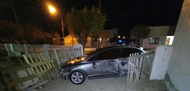 San Julián: Ingresa a una vivienda tras perder control de su vehículo