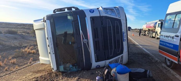 San Julián: Vuelco de un camión por el estado de la Ruta