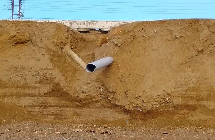 Caleta Olivia: El mar avanza sobre la costanera que en partes se desmorona