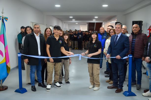 Guenchenen inauguró nuevas aulas en la Escuela del Viento de Rio Gallegos