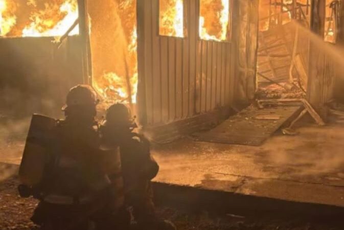 Incendio en depósito comercial de Caleta Olivia fue controlado por personal de Bomberos