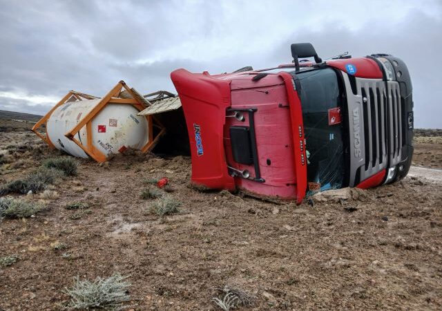 Vuelco de un camión en Ruta 3 el chofer se habría descompensado