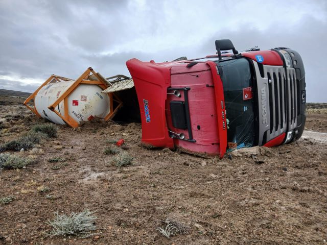 Vuelco de un camión en Ruta 3 el chofer se habría descompensado